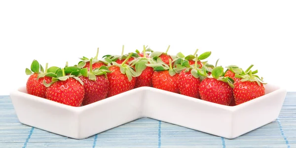 Rode aardbeien in een porseleinen schaal. Close-up. op een witte backgr — Stockfoto