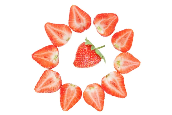 Marco redondo y closeup de fresas sobre un fondo blanco. —  Fotos de Stock