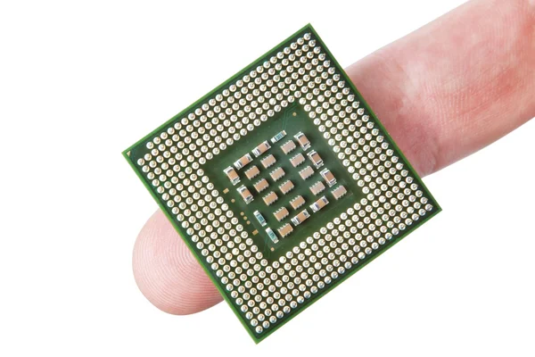 O microprocessador no dedo. sobre um fundo branco. — Fotografia de Stock