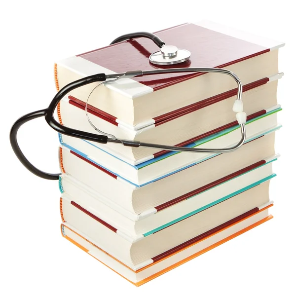 Pila di libri e uno stetoscopio. su uno sfondo bianco. — Foto Stock