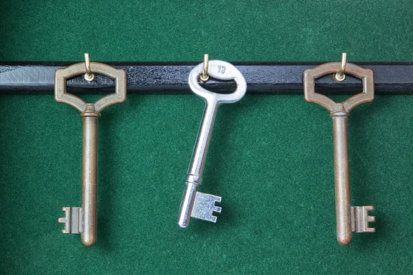 Un juego de llaves colgando en el ama de llaves. — Foto de Stock