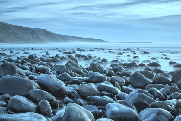 Zeegezicht, kustlijn, golven in een lange blootstelling. Portugal. — Stockfoto