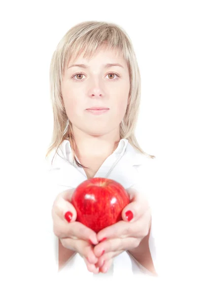 Enfermera médico mujer da una manzana. sobre un fondo blanco. — Foto de Stock