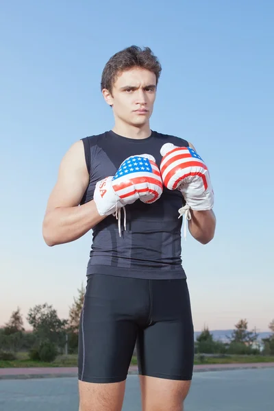 Un joven boxeador con guantes de los Estados Unidos de América. —  Fotos de Stock