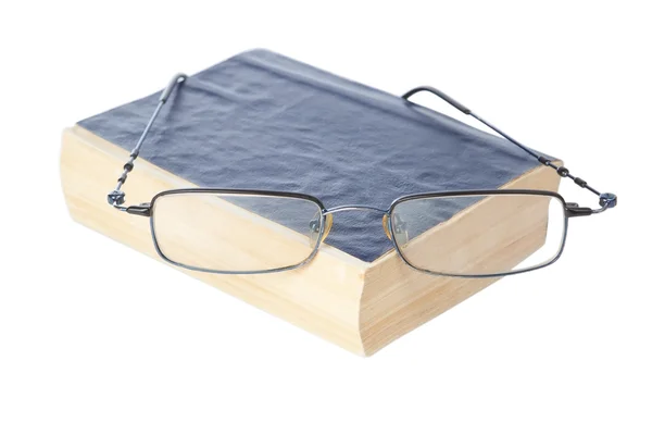 古代の本の眼鏡。白い背景の上. — ストック写真