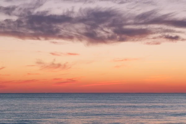 Złoty zachód słońca nad morzem. — Zdjęcie stockowe