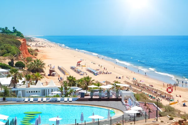 Portugiesischer Strand im Sommer. Blick von der Spitze. — Stockfoto