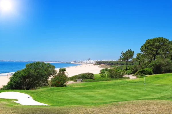 Portekiz plaja yakın bir golf sahası. Yaz. — Stok fotoğraf