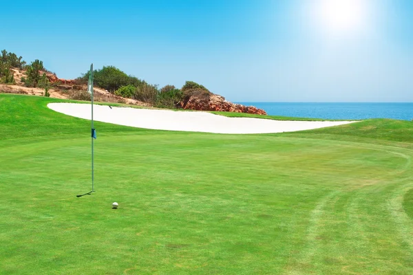 Campo da golf sullo sfondo del mare. estate. — Foto Stock