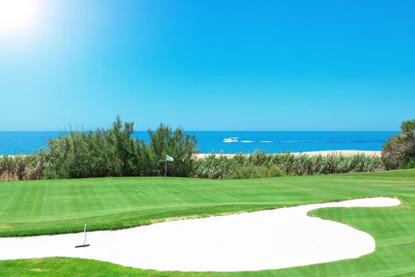 Imagínate un campo de golf y el yate en el mar. Portugal. — Foto de Stock