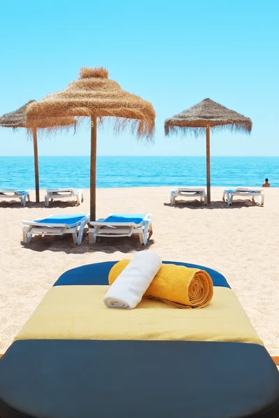 Masaż leżaku na tle morza portugalski. — Zdjęcie stockowe