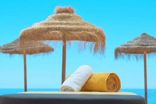 Towels for the spa, on the background of the Portuguese sea. — Stock Photo, Image