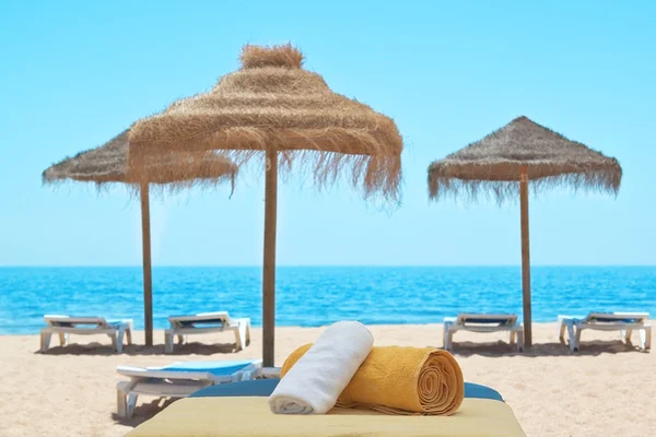 Massage-Bett mit Handtüchern auf dem Hintergrund des portugiesischen Meeres. — Stockfoto