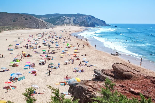 Общественный пляж на берегу океана в Португалии. — стоковое фото