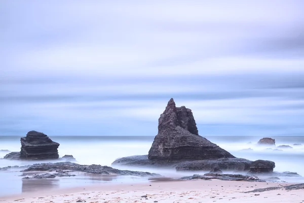 Bulanık denizle kayalar. — Stok fotoğraf