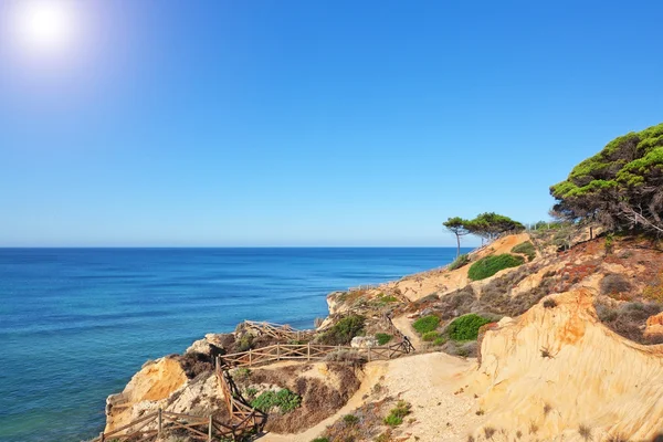 Paisagem de verão lindo mar. Portugal. — Fotografia de Stock