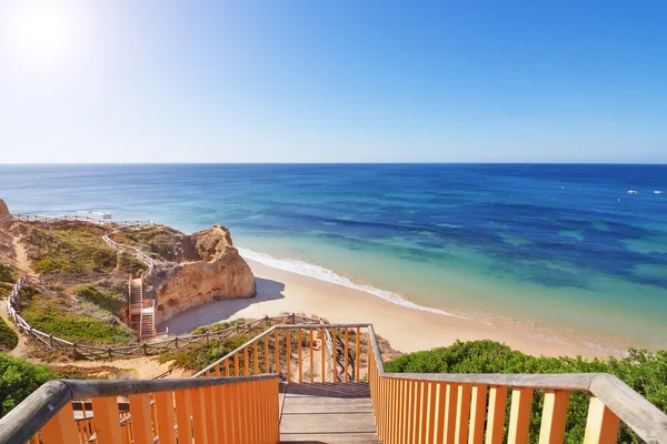 Descenso de la escalera a la playa. Portugal. — Foto de Stock