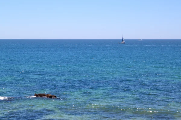 Portugalski żaglowiec na błękitne morze. — Zdjęcie stockowe