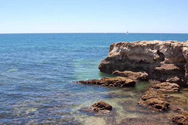 Ansicht des Segelns auf das blaue Meer in der Nähe der Felsen. — Stockfoto