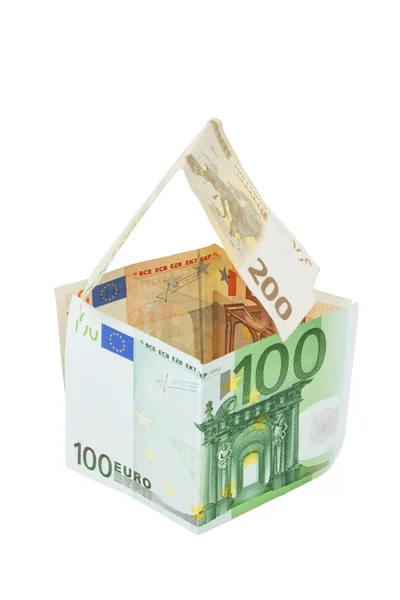 Huset från euro pengar på vit bakgrund. — Stockfoto