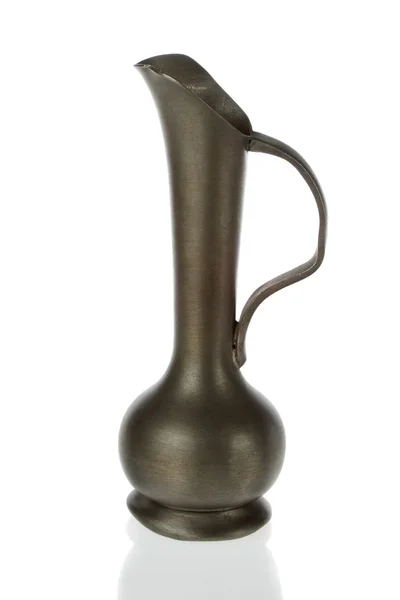 Jarro de bronze antigo, jarro sobre um fundo branco. — Fotografia de Stock