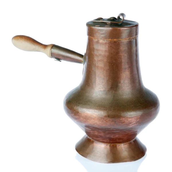 旧的手工铜水壶，在白色背景上. — 图库照片