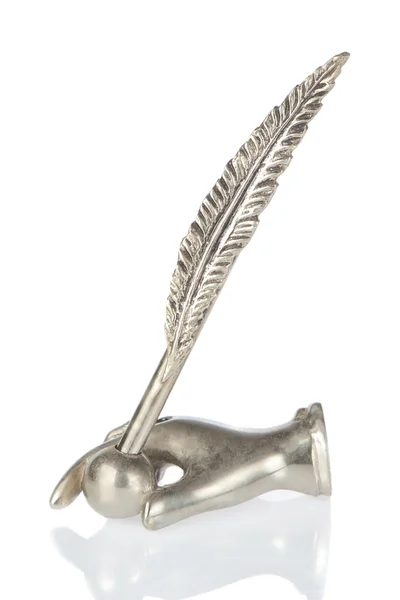 Mão de estátua de bronze com uma caneta de pena sobre um fundo branco. — Fotografia de Stock