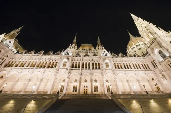 ブダペストの夜によってハンガリーの議会 — ストック写真