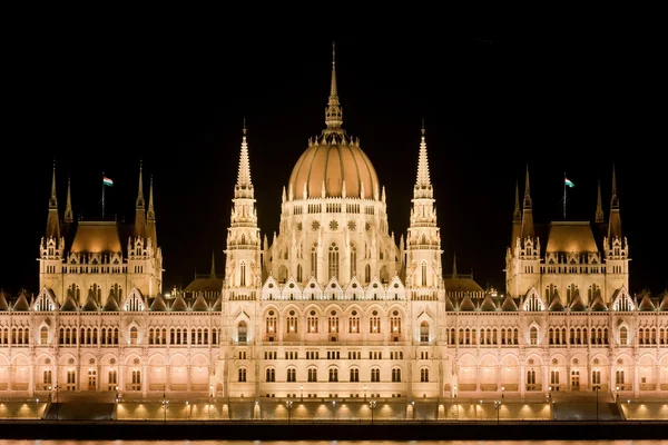 Венгерский парламент ночью в Будапеште — стоковое фото