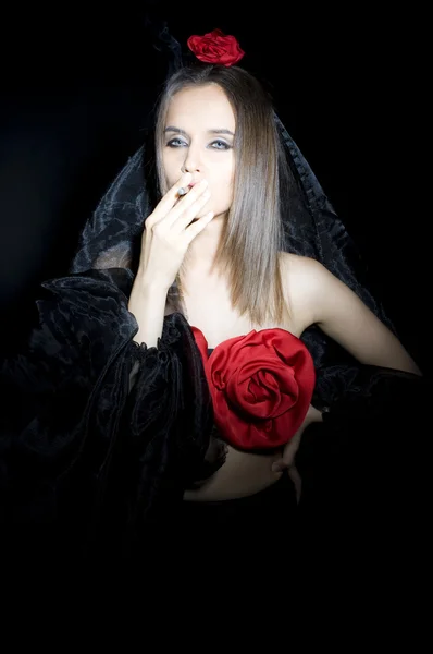 Портрет курит женщины испанский костюм — стоковое фото