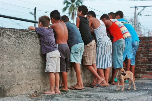 Kubanische Kinder auf einem Terrassendach lizenzfreie Stockbilder
