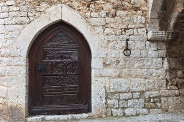 Ortaçağ demir kapı