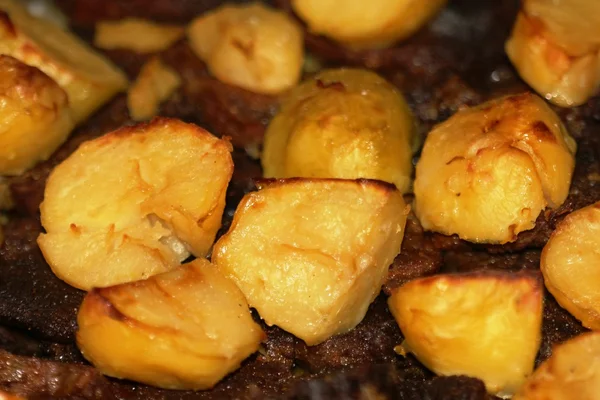 Hovězí pečeně s brambory v troubě — Stock fotografie