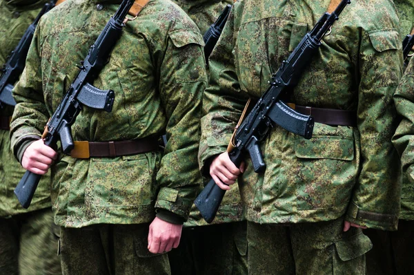 Солдаты стоят в строю с оружием — стоковое фото