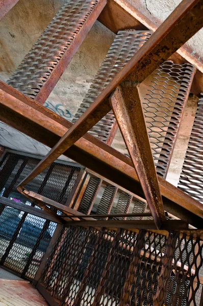 Vista de escalera vieja y oxidada — Foto de Stock
