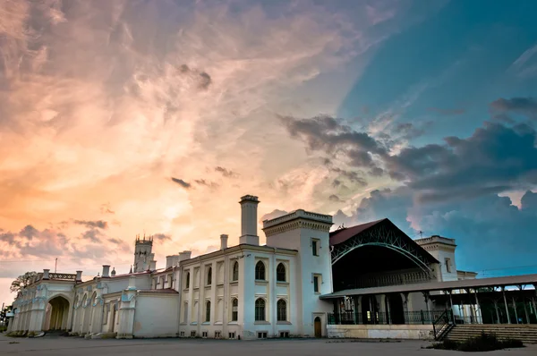 美しい cloudscape の古い鉄道駅 — ストック写真