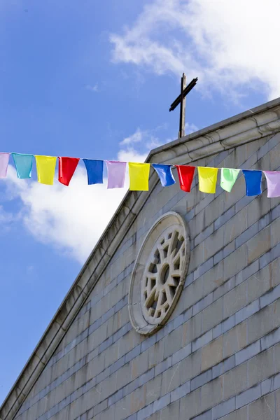 Banderas coloridas en el aire —  Fotos de Stock