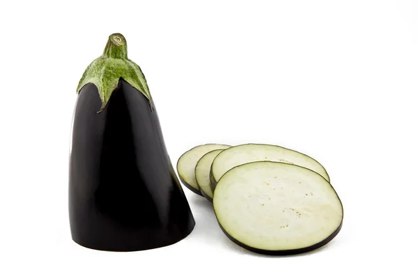 Svart aubergine på vit — Stockfoto