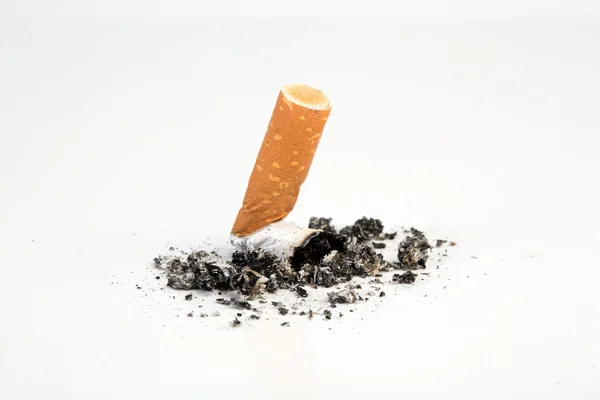 Nedopalky cigaret vyjádřené — Stock fotografie