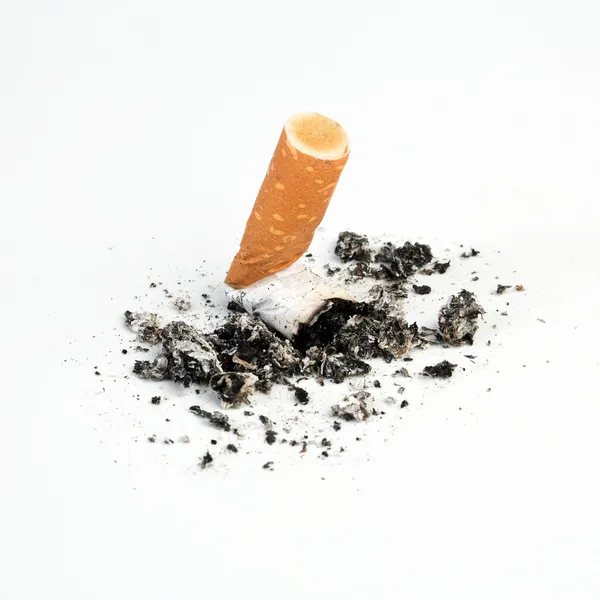 Nedopalky cigaret vyjádřené — Stock fotografie