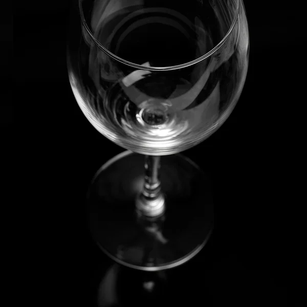 Siyah backgorund üzerinde şarap glas — Stok fotoğraf
