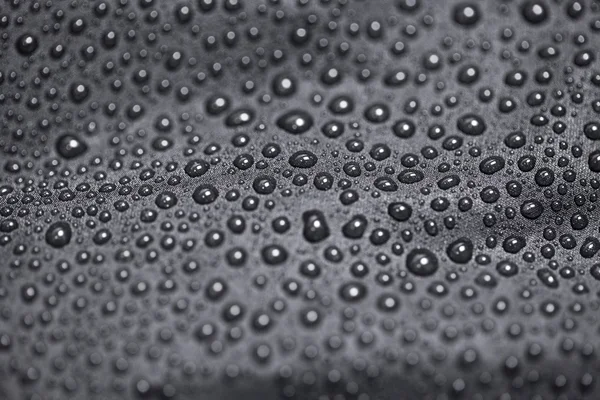 Ефект лотоса з краплями води на чорному текстилі — стокове фото