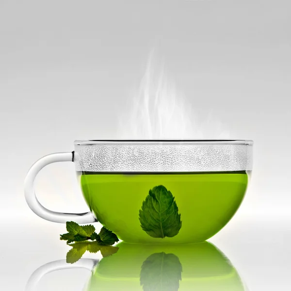 Tee Glas Cup with mint leaf an steam — Stock Photo, Image