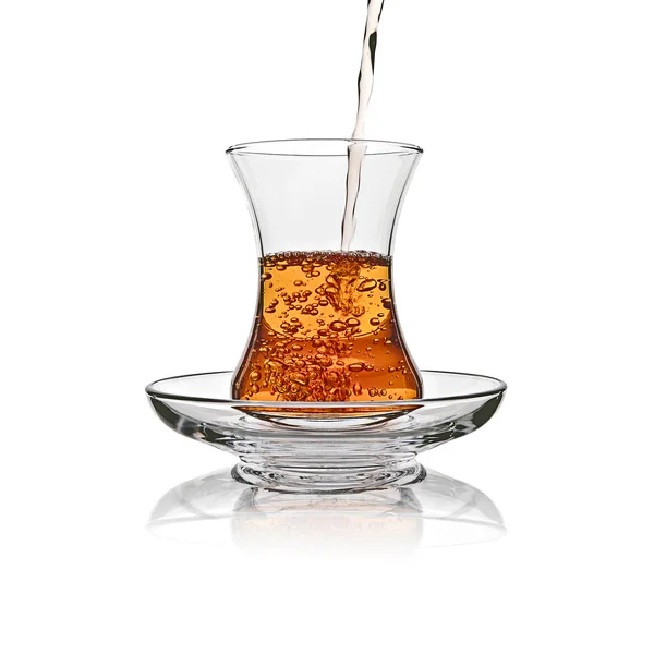 Vidrio de té turco verter salpicadura sobre fondo blanco —  Fotos de Stock