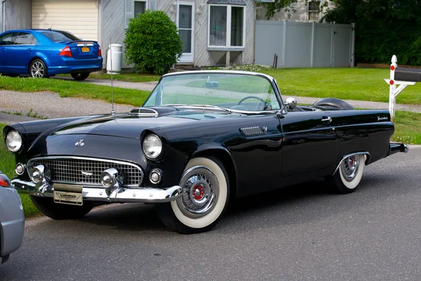 Vintage felújított fekete 1957-ben ford thunderbird átváltoztatható. — Stock Fotó