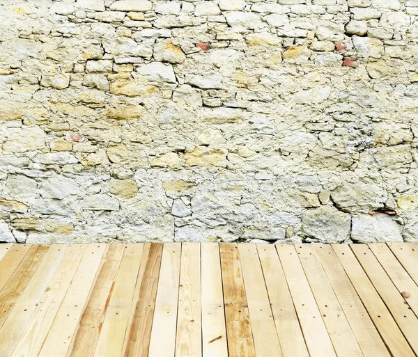 Каменная стена с деревянным полом — стоковое фото