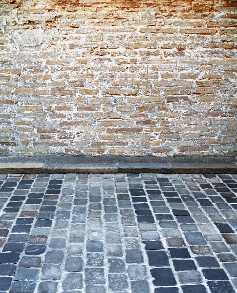 Τοίχο από τούβλα και ήσυχο λιθόστρωτο δρόμο — Φωτογραφία Αρχείου
