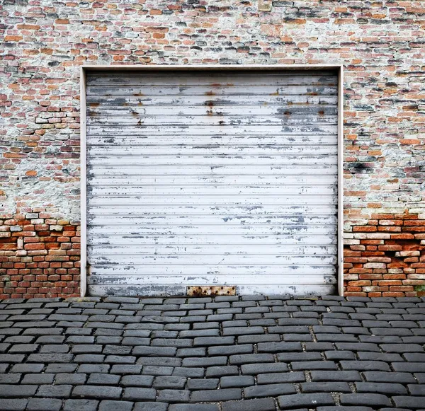 Roll up puerta de garaje en la pared de ladrillo — Foto de Stock