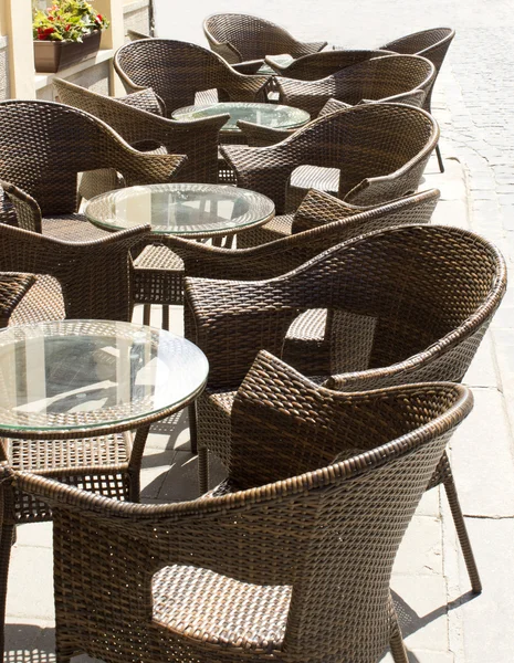 Mesas e cadeiras no restaurante Fotos De Bancos De Imagens Sem Royalties