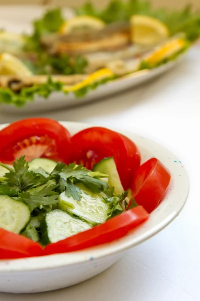 Salada vegetal em branco — Fotografia de Stock